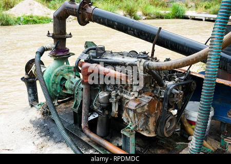 Dragaggio di sabbia macchina rimozione di sabbia nel fiume dalla banca di fiume - Immagine Foto Stock