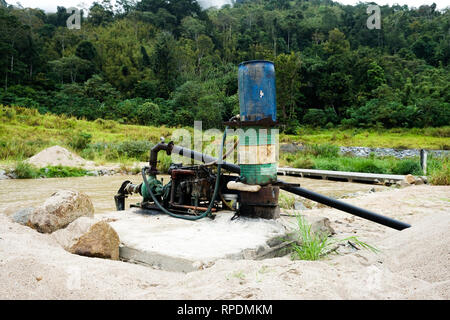 Dragaggio di sabbia macchina rimozione di sabbia nel fiume dalla banca di fiume - Immagine Foto Stock