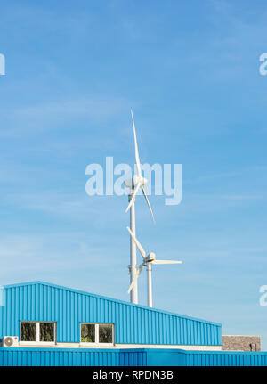 Due turbine eoliche nel cielo blu con copia spazio. Posizione: in Germania, in Renania settentrionale-Vestfalia, Borken Foto Stock