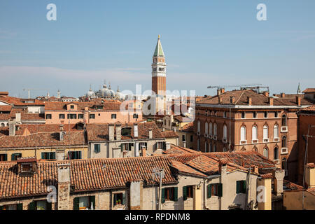 Una delle più belle vedute di Venezia è la splendida Scala Contarini del Bovolo guardando sopra gli edifici a San Marco. Foto Stock