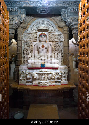 Idolo di Chandraprabhu un salvatore e maestro spirituale del giainismo all'interno Chandraprabhu tempio Jain, Jaisalmer Fort, Jaisalmer, Rajasthan, India Foto Stock