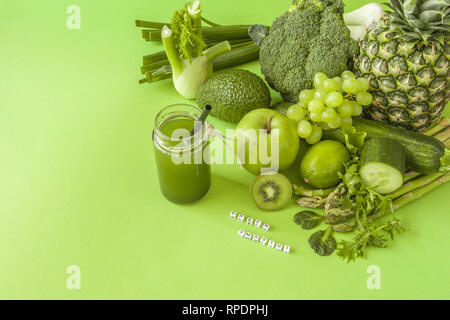 Salute verde i frullati di frutta e verdura, foglie di cavolo riccio, calce, mela, kiwi, uva, banana, avocado, lattuga ananas salat. Copia dello spazio. Raw, vegan Foto Stock