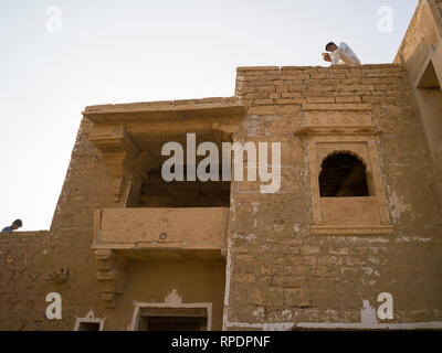 Basso angolo vista di edificio in Kuldhara - un villaggio abbandonato in Jaisalmer, Distretto di Jaisalmer, India Foto Stock