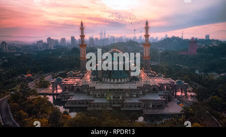 Una vista spirituale della moschea federale nel centro della capitale della Malesia Kuala Lumpur e lo sfondo che mostra il grattacielo Foto Stock