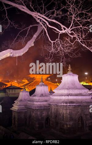 Tempio indù Pashupatinath di notte la luce votive, templi e santuari in una fila al tempio di Pashupatinath Kathmandu in Nepal. Foto Stock