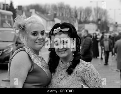 Le ragazze sono tutti vestiti con i loro migliori per una giornata di salute Randox Grand National, Eglinton, Liverpool Regno Unito 2018 Foto Stock