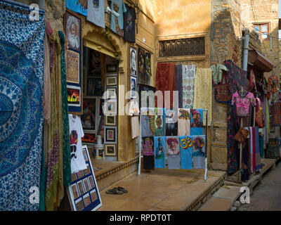 Negozi di souvenir e Jaisalmer Fort, Jaisalmer, Rajasthan, India Foto Stock