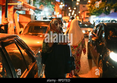 JOHOR,MALESIA - Febbraio 2019 : Street scene di massivepeople a Pasar carati o il bagagliaio della vettura vendita sul mercato durante il nuovo anno cinese vacanze a Johor Baharu, Foto Stock