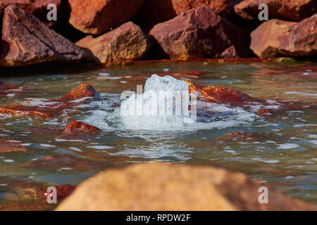 Un freddo geyser di acqua in fase di avviamento in prossimità di Andernach, Germania Foto Stock