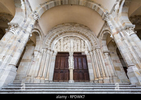 Ultima sentenza timpano da Gislebertus nella cattedrale di Autun, Borgogna, Francia prese il 20 giugno 2015g Foto Stock