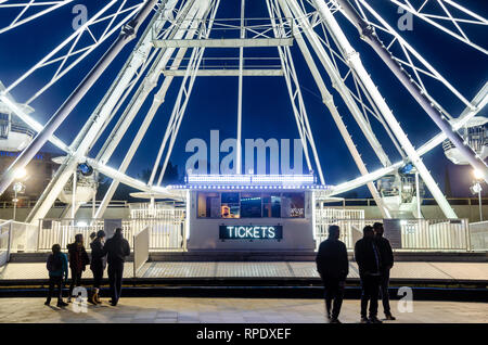 La grande ruota a Bournemouth si eleva alto nel cielo notturno ed è brillantemente illuminato di bianco. Foto Stock