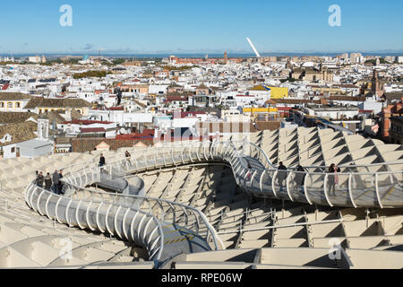 Il Metropol Parasol, una delle più grandi strutture in legno mai costruito nella città spagnola di Siviglia, in Andalusia Foto Stock