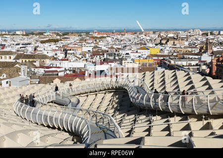 Il Metropol Parasol, una delle più grandi strutture in legno mai costruito nella città spagnola di Siviglia, in Andalusia Foto Stock