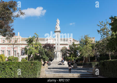 Monumento a la Inmaculada o un monumento all'Immacolata in Plaza del Triunfo a Siviglia, Spagna Foto Stock