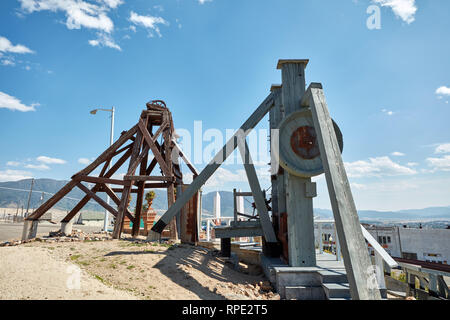 Conserve headframe e timbro mulino a Lexington vecchio mulino di timbro e giardini nel parco Butte, Montana Foto Stock