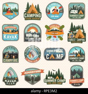 Set di camp e kayak club badges vettore. Concetto di patch, maglietta, stampa. Design vintage con camping, montagna, sul fiume American Indian, camper, kayaker silhouette. Extreme sport d'acqua le patch in kayak Illustrazione Vettoriale