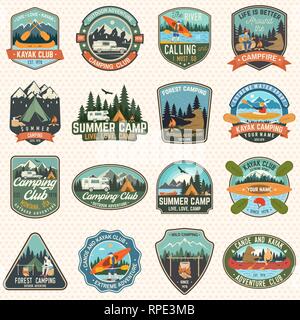 Set di camp e kayak club badges vettore. Concetto di patch, maglietta, stampa. Design vintage con camping, montagna, sul fiume American Indian, camper, kayaker silhouette. Extreme sport d'acqua le patch in kayak Illustrazione Vettoriale