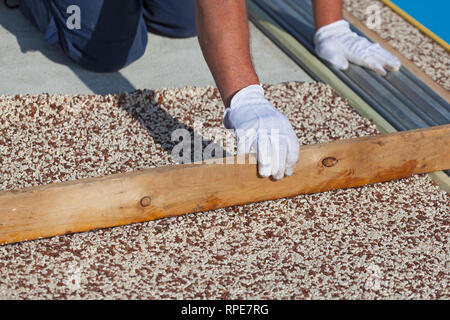 Il lavoratore dispone un tappeto di pietra con resina. (DOF basso Foto  stock - Alamy