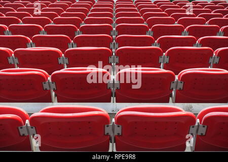 Serie di sedie da stadio, San Siro, AC Milan Staduim a Milano, carta da parati Italia Foto Stock