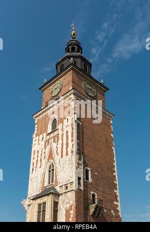 Municipio torre sulla piazza principale del mercato, Rynek Glowny, a Cracovia, Polonia Foto Stock