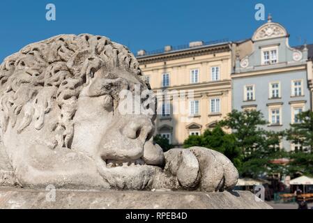 Lion statua protezioni ingresso alla Torre Civica in Piazza del Mercato Principale, Cracovia in Polonia Foto Stock