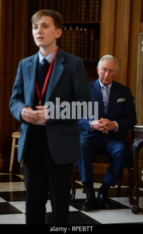 Il Principe di Galles ascolta per senior vincitore Giuseppe Oxtoby durante la sua visita a Lambeth Palace di Londra, dove ha presentato il Cranmer premi al libro di preghiera della società trentesimo concorso annuale. Foto Stock