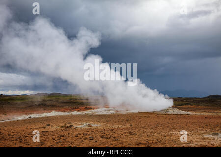 Cottura a vapore caldo aeratore geotermica o fumarola a Námafjall Hverir area geotermica nella regione di Mývatn, Nordest Islanda e Scandinavia Foto Stock