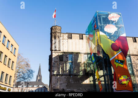 Colonia, Germania - 16 Febbraio 2019: storico Guerzenich nella città vecchia di Colonia con un moderno ascensore di vetro. Oggi l'edificio storico è un Foto Stock