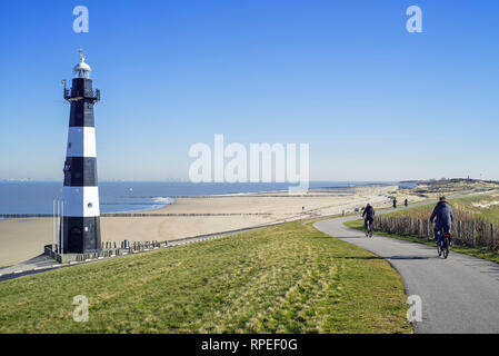 Argine / dike e Nieuwe Sluis, Lighthouse vicino a Breskens che segna l'entrata per la Schelda occidentale / Westerschelde, Zeeland, Paesi Bassi Foto Stock