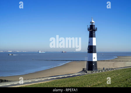 Argine / dike e Nieuwe Sluis, Lighthouse vicino a Breskens che segna l'entrata per la Schelda occidentale / Westerschelde, Zeeland, Paesi Bassi Foto Stock