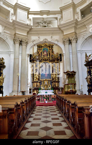 All'interno di San Giuseppe chiesa cattolica con altare maggiore, Praga, Repubblica Ceca Foto Stock