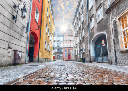 Empty street di Danzica vicino mercato lungo, città vecchia, Polonia. Foto Stock