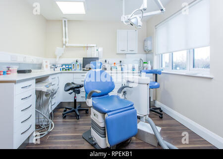 Stomatologia Clinic, poltrona del dentista e di altre attrezzature utilizzati dagli odontoiatri durante le procedure dentistiche. Foto Stock