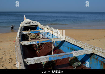 Piroghe utilizzato nel alacce artigianale pesca in Senegal, Africa occidentale Foto Stock