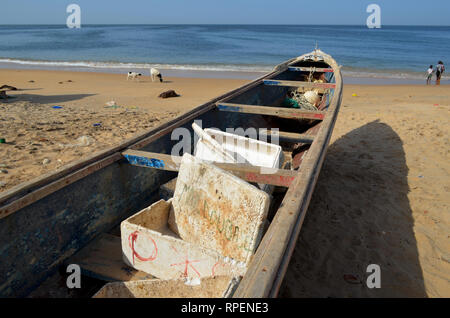 Piroghe utilizzato nel alacce artigianale pesca in Senegal, Africa occidentale Foto Stock