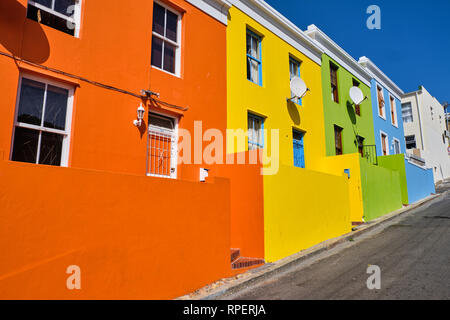 Le variopinte facciate delle case a Bo Kaap, Cape Town. Vista della grande lato in salita street. Foto Stock