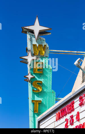 Segno per il teatro occidentale lungo la storica Route 66 in sovvenzioni, Nuovo Messico, Stati Uniti d'America [alcuna proprietà di rilascio; disponibile per editoriale solo licenza] Foto Stock