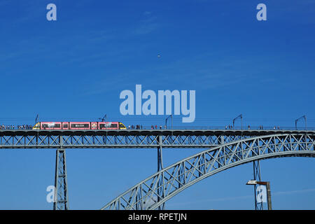 Il tram a Ponte Dom Luís I in porto Foto Stock