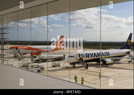 Easyjet e Ryanair gli aerei a terra a Corvera aeroporto, Murcia, Spagna Foto Stock