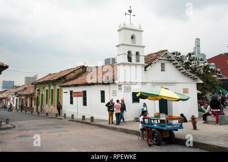 Plaza del Chorro de Quevedo con la gente del posto e case coloniali in Candelaria, il centro storico di Bogotà, Colombia. Sep 2018 Foto Stock