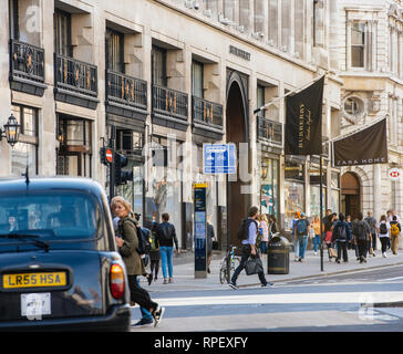 LONDON, Regno Unito - 18 Maggio 2018: Regent Street a Londra con Burberry flagship store e pedistrians - vista in prospettiva Foto Stock