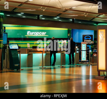 Amburgo, Germania - Mar 20, 2018: Clienti presso il banco Europcar a Hamburg Airport Terminal Foto Stock