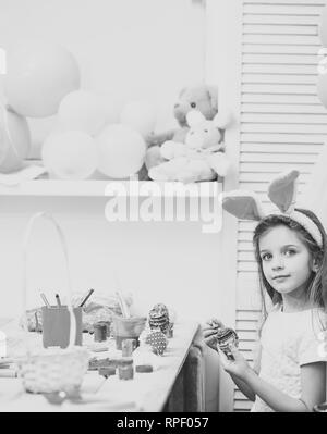 Figlia di vernice uovo artigianale al party palloncini. Foto Stock