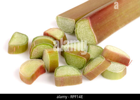 Di rabarbaro tagliato il gambo isolato su sfondo bianco intaglio Foto Stock