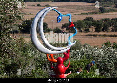 La scultura di un volto di donna nel Giardino dei Tarocchi. Il giardino di sculture basata sui tarocchi è stato creato da artista francese Niki de Saint Phalle Foto Stock