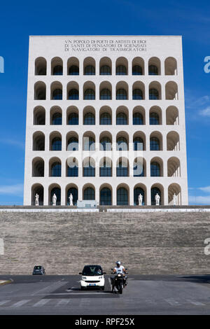 Roma - Palazzo della civilta Italiana, anche noto come il Colosseo quadrato in zona EUR. L'edificio è una icona di architettura fascista Foto Stock