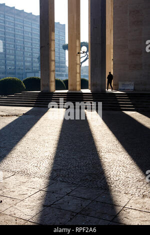 Roma - le ombre delle colonne quadrate di un neo classico edificio nella zona euro. La maggior parte degli edifici in questa zona è stato incaricato da Mussolini. Foto Stock