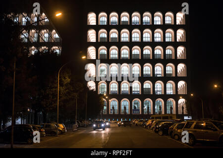 Roma - Palazzo della civilta Italiana, anche noto come il Colosseo quadrato, di notte in zona EUR. Foto Stock