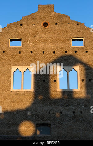 Roma - facciata di un castello vicino al sito della tomba di Caecilia Metella sulla Via Appia. La costruzione della via Appia è iniziata nel 312 A.C. Foto Stock