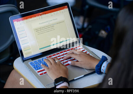 Stati Uniti d'America, Nebraska, Omaha, Creighton University, studente con notebook Apple con tastiera con bandiera americana Foto Stock